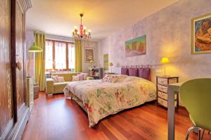 Letto o letti in una camera di Appartements & Chambres Les Loges du Capucin