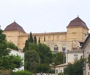 duży budynek z dwoma kopułami na górze w obiekcie Maison verdure & calme w mieście Castries