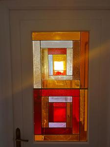 una vidriera en una pared blanca en Casa Dora, en Anacapri
