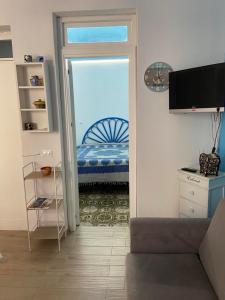 ein Wohnzimmer mit einer Tür, die zu einem Schlafzimmer führt in der Unterkunft Casa Vacanze Marco Polo vista mare in Trappeto