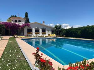 Bazén v ubytování Spectacular Andalusian Villa Linda Vista Playa - Big Private Pool, BBQ & 2 Parking nebo v jeho okolí