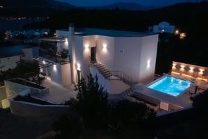 una casa bianca con piscina di notte di Luxury Nest Maretta & Oliva a Korčula