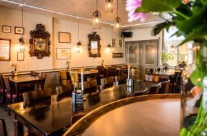 een restaurant met tafels en stoelen in een kamer bij Hotel Restaurant De Keurvorst in Ravenstein