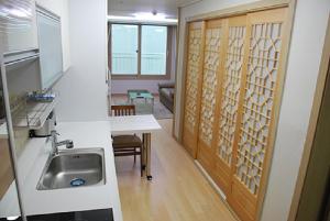 Köök või kööginurk majutusasutuses Beverly Hills Suite Residence