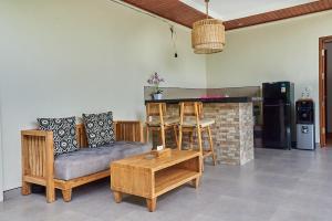 een woonkamer met een bank en een tafel bij Sawitri Anandhita Luxury Villas in Ubud