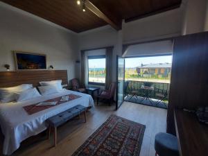 um quarto com uma cama grande e uma varanda em Queen Seagull Boutique Hotel em Istambul