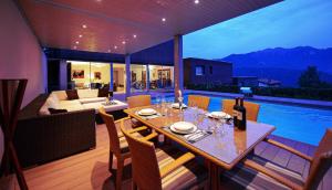 Restaurace v ubytování One Only Villa Carona With Private Swimming Pool