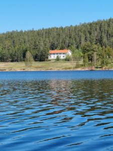 una casa a orillas de un gran lago en Lantliv i Österjörn, en Jörn
