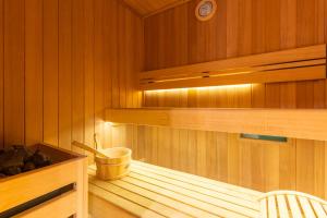 un interior de una sauna con un cubo dentro en Résidence l'Hévana - Appartements de Prestige Méribel Centre en Méribel