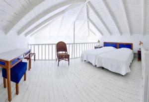 Posteľ alebo postele v izbe v ubytovaní Kalidon beach Hotel + 24 fotografií