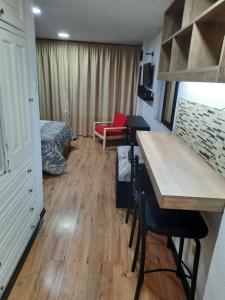 Mały pokój z biurkiem i sypialnią w obiekcie Hospedaje Aguaclara w mieście Quito