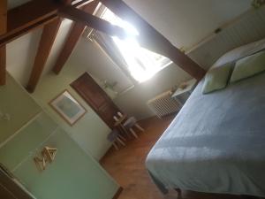 a bedroom with a large bed in a attic at Au Cheval Noir in Quaëdypre