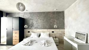 um quarto com uma cama com duas toalhas em Ancient well em Sozopol