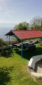 einem Picknickbereich mit rotem Dach und einem Picknicktisch in der Unterkunft Sakin ev Cittaslow Sea Inn in Perşembe