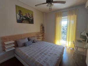 Ein Bett oder Betten in einem Zimmer der Unterkunft quiet apartment with a large balcony near the sea