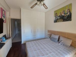 Ein Bett oder Betten in einem Zimmer der Unterkunft quiet apartment with a large balcony near the sea