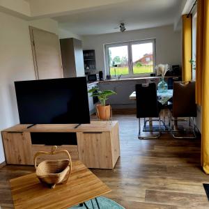 TV a/nebo společenská místnost v ubytování Ferienwohnung Am Hochfeld