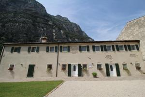 een gebouw met een berg op de achtergrond bij Agriturismo Antico Fenilon in Brentino Belluno