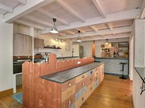 una grande cucina con un'isola in legno al centro di Chez Ventura a Barjols