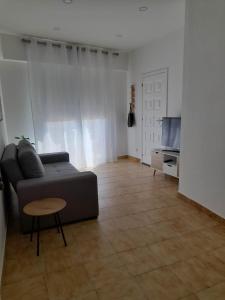 a living room with a couch and a table at Casa das Netas in Lagos