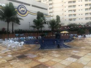 una piscina con sillas y mesas y un edificio en Golden Dolphin Grand Hotel, en Caldas Novas