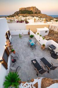 mit Blick auf eine Terrasse mit Stühlen und einem Tisch in der Unterkunft Villa Danae - Lindos in Lindos