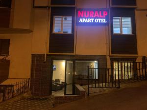 トラブゾンにあるNURALP APART OTEL - Trabzonの奈良公園事務所のある建物側の看板