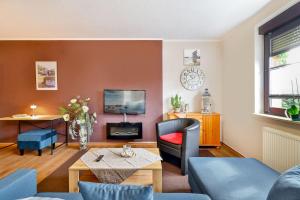 een woonkamer met een bank en een tafel bij Ferienwohnungen Bernstein in Stralsund