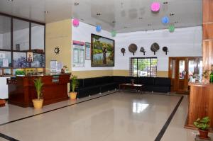 um átrio com uma sala de espera com um sofá em AC MIST em Munnar
