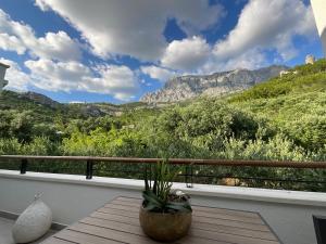 a balcony with a table and a view of mountains at Villa Steffi in Baška Voda