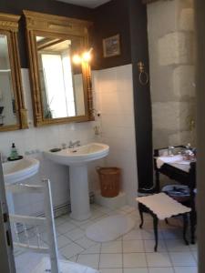 a bathroom with two sinks and a mirror at La grand' maison in Vorly