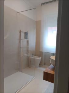 biała łazienka z umywalką i toaletą w obiekcie Gardasee apartment w mieście Riva del Garda