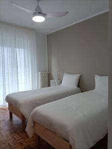 sypialnia z 2 łóżkami i oknem w obiekcie Gardasee apartment w mieście Riva del Garda
