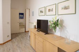 Una sala de estar con un televisor sobre una cómoda de madera. en Al Frantoio Maddii Levane bed and breakfast, en Levane