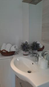 Koupelna v ubytování Arismari Studio 2 min from Mades Organized Beach