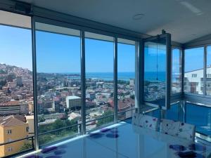 トラブゾンにあるNURALP APART OTEL - Trabzonのガラス窓付きの客室から市街の景色を望めます。