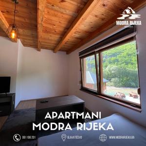 1 dormitorio con cama y ventana en Modra Rijeka Resort, en Glavatičevo