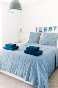 テンビーにあるFlat 3 Flint House Tenby - Luxury couples apartmentのベッド(青い毛布、枕付)