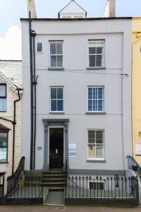 テンビーにあるFlat 3 Flint House Tenby - Luxury couples apartmentの白い家