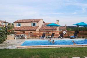Πισίνα στο ή κοντά στο Holiday Home For 8 people, POOL + SEA view