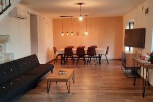 Χώρος καθιστικού στο Holiday Home For 8 people, POOL + SEA view