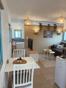 sala de estar con sofá y mesa en heart of the golan heights cabin -בקתה במטע, en Eli Ad