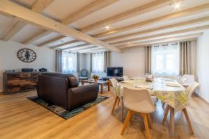 a living room with a dining room table and chairs at Maison Florentine in Gunstett