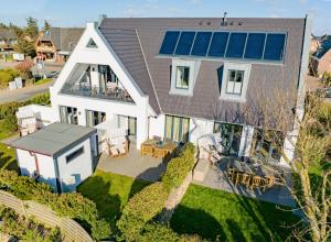 eine Luftansicht eines Hauses mit Solardach in der Unterkunft Ferienhaus Witthüs - Domizil Silbermöwe - exklusiv, strand- und zentrumsnah in Westerland