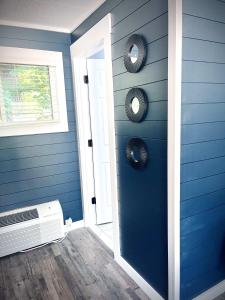 Zimmer mit blauen Wänden und einer Tür mit einem Ventilator in der Unterkunft Modern Room 10-Newly Renovated in Roscommon