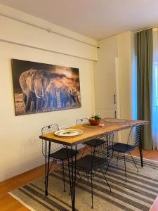 uma mesa de jantar com cadeiras e uma pintura de um elefante em Merkezde 2+1 Geniş Daire em Canakkale