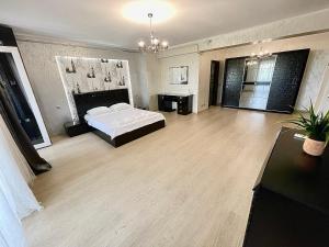 una grande camera con un letto e un tavolo di Dacia Residence Apartments Self Check-in a Craiova