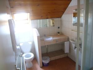 A bathroom at Le Relais du Lac