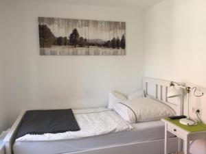 1 dormitorio con 1 cama con una foto en la pared en Apartmentvermietung Ingrid Bolkart - Landleben 6, en Illertissen