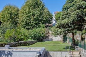 een achtertuin met een tennisbaan en bomen bij Liiiving In Porto | Downtown Luxury Apartments in Porto